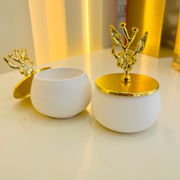 مضيفة كونكريت مع غطاء ذهبي